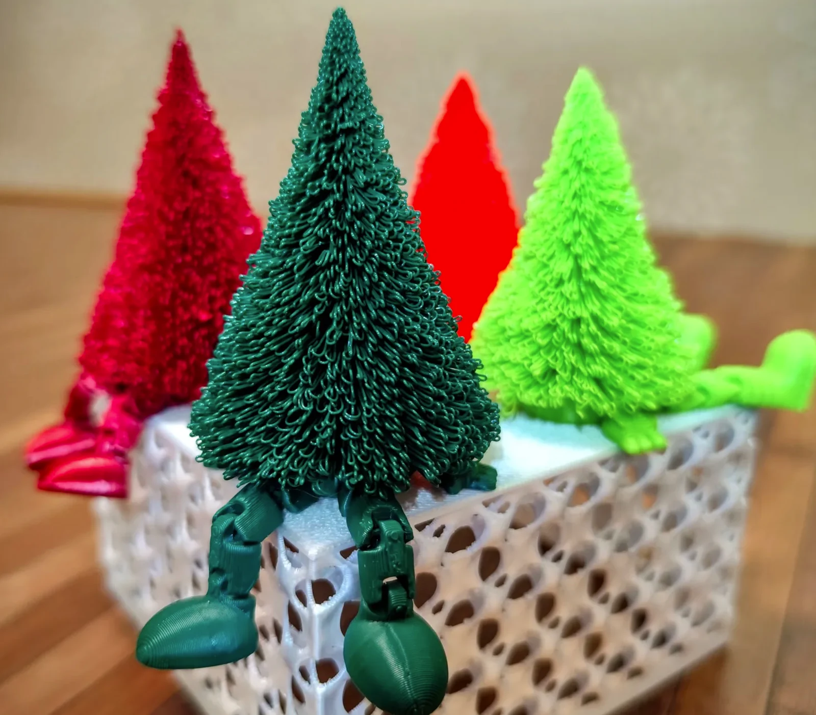 Árvores de Natal articuladas impressas em 3D, em diferentes cores